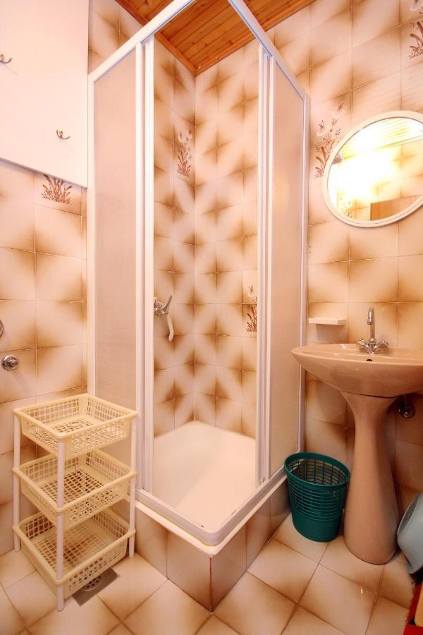 Apartments And Rooms By The Sea Mandre, Pag - 3557 Kolan Εξωτερικό φωτογραφία
