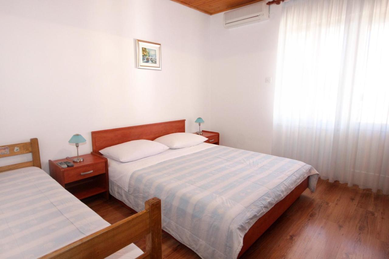 Apartments And Rooms By The Sea Mandre, Pag - 3557 Kolan Εξωτερικό φωτογραφία