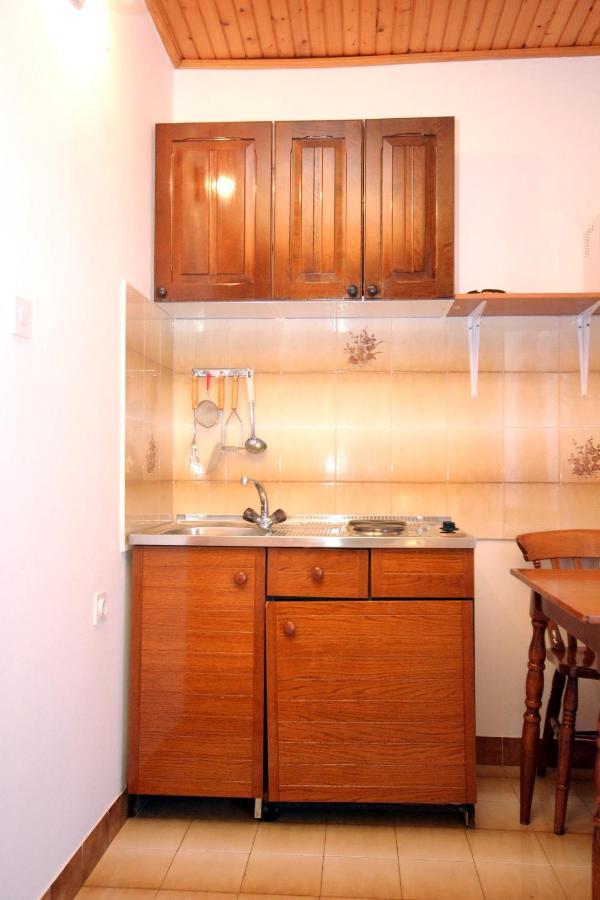 Apartments And Rooms By The Sea Mandre, Pag - 3557 Kolan Εξωτερικό φωτογραφία